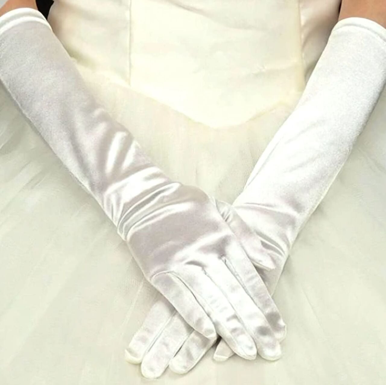 Gelinlik İçin Eldiven Seçimi: Dantel mi, Saten mi, Tül mü?