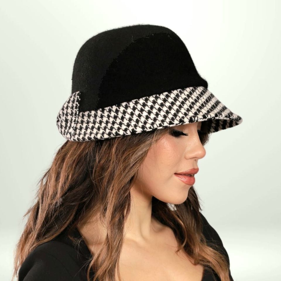 Della Siyah Beyaz Renk Saf Yün Kumaş Şapka