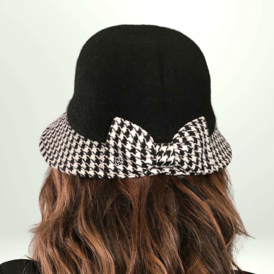 Della Siyah Beyaz Renk Saf Yün Kumaş Şapka