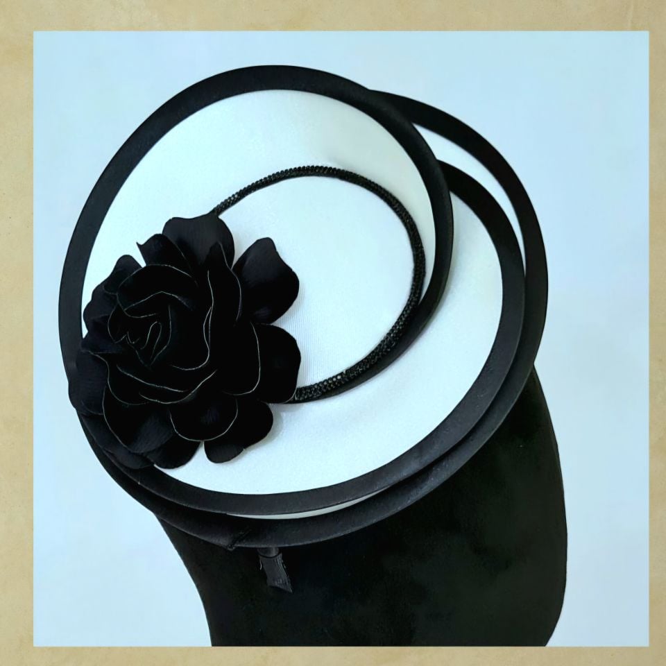 Reneta Siyah Beyaz Renk Vualet 20 cm