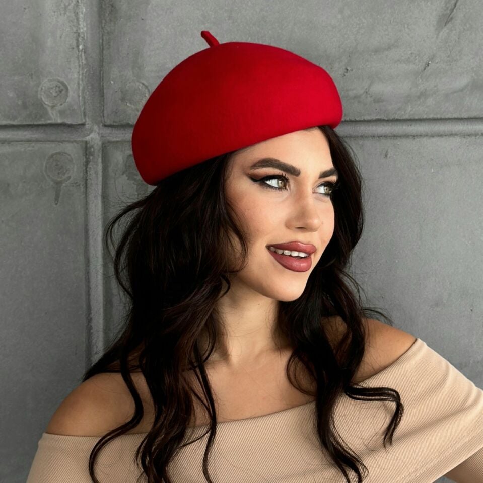 Nomi Kırmızı Renk Şapka