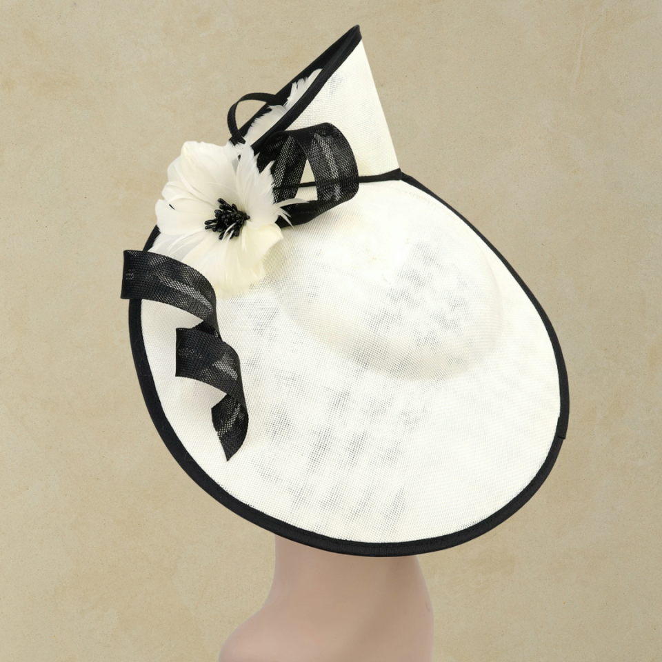 Lilly İnci Beyaz Siyah Vualet Şapka 45 cm