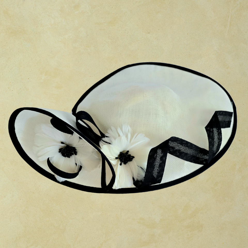 Lilly İnci Beyaz Siyah Vualet Şapka 45 cm Özel Şapka Kutulu