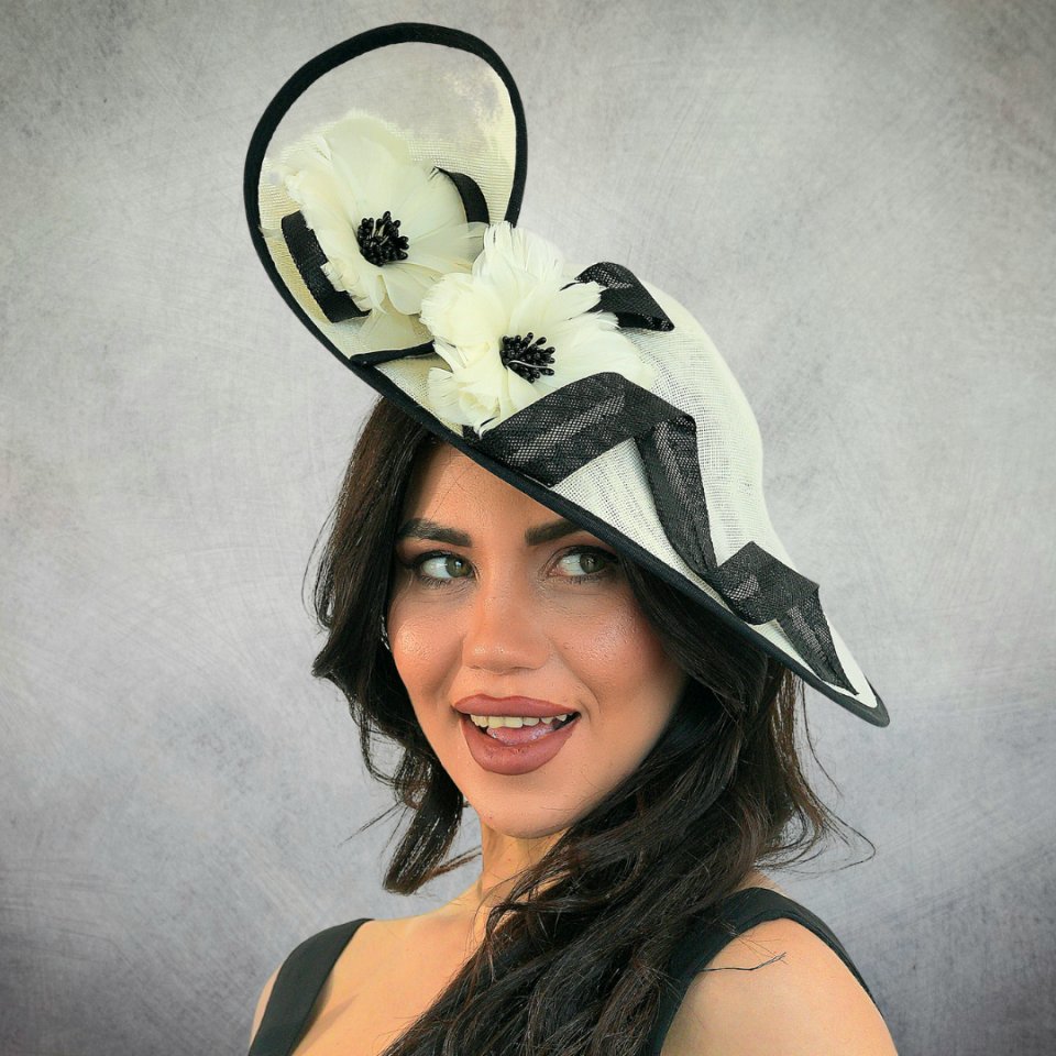 Lilly İnci Beyaz  Siyah Vualet Şapka 45 cm