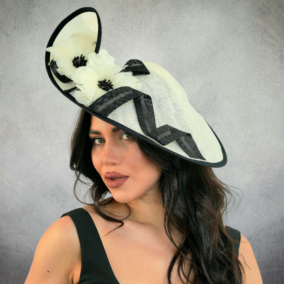 Lilly İnci Beyaz  Siyah Vualet Şapka 45 cm