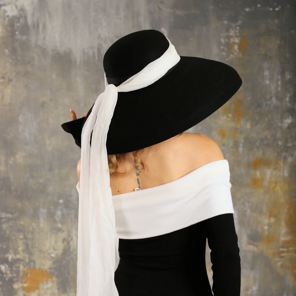 Rayne Siyah Renk Hepburn  Şapka 50 cm