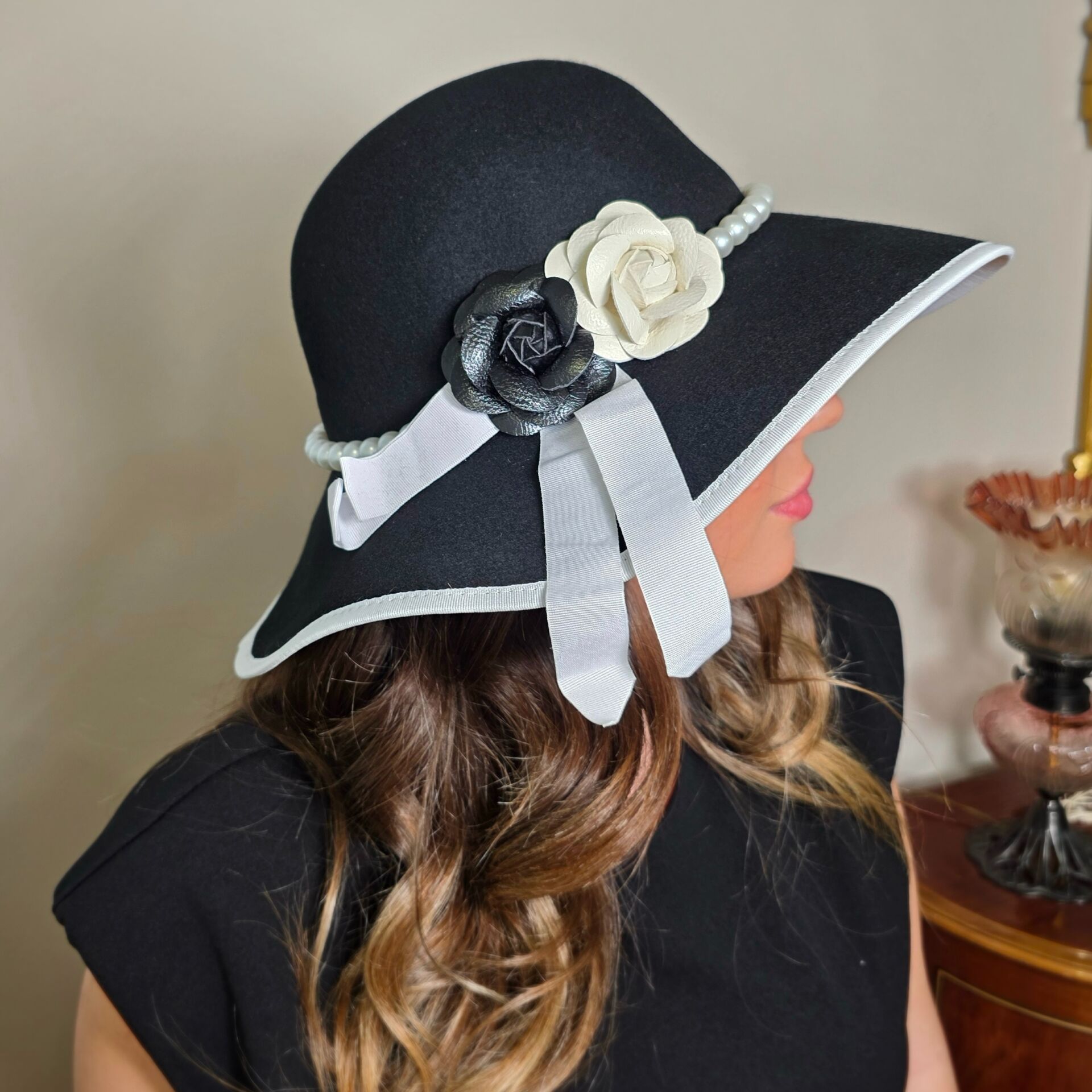 Carmen Siyah Beyaz Renk Derby Şapka