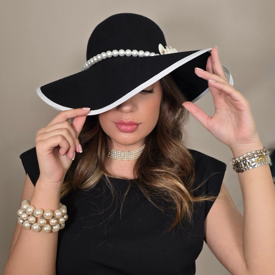 Carmen Siyah Beyaz Renk Derby Şapka