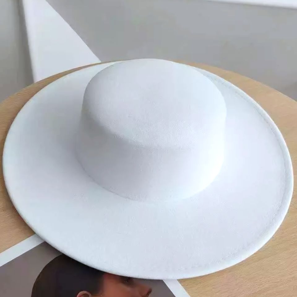 Ruth Beyaz Renk Derby  Şapka 9 Cm Kenarlı Özel Şapka Kutulu