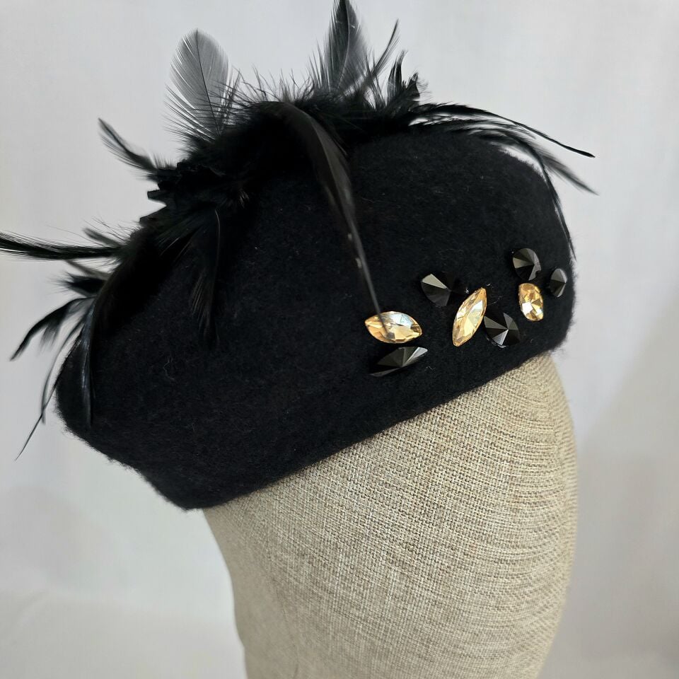 Amata Siyah Renk Ressam Bere Yetişkin Boy