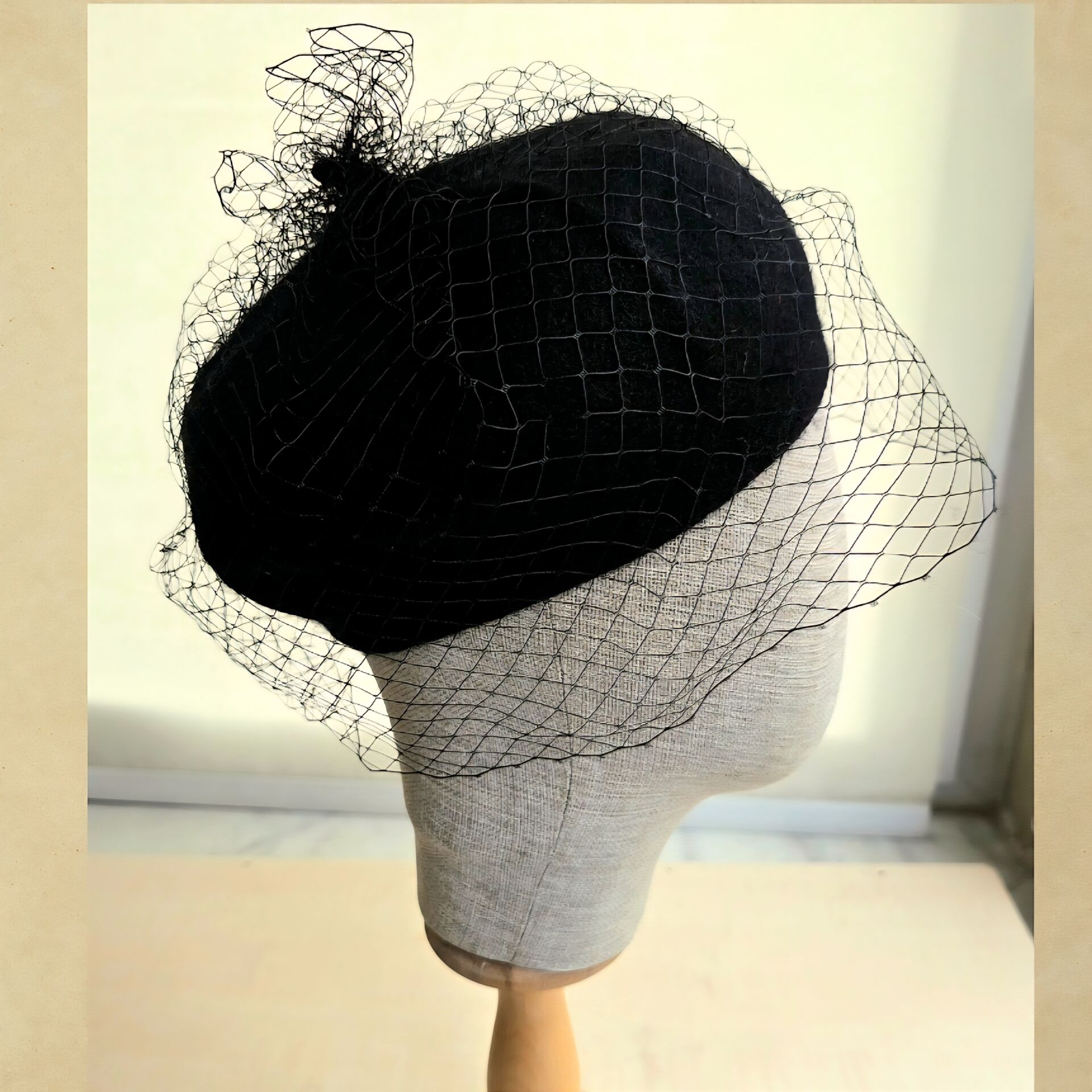 Amata Siyah Renk Ressam Bere Yetişkin Boy