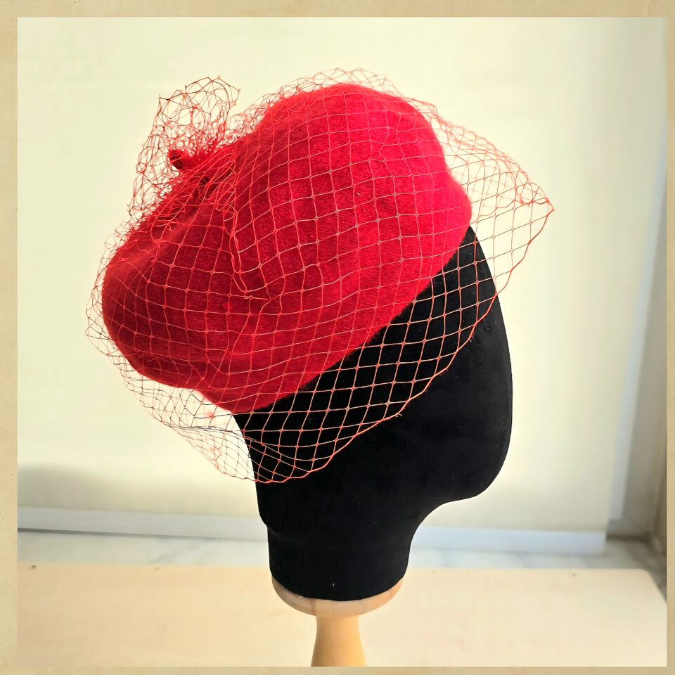 Amata Kırmızı Renk Ressam Bere Yetişkin Boy