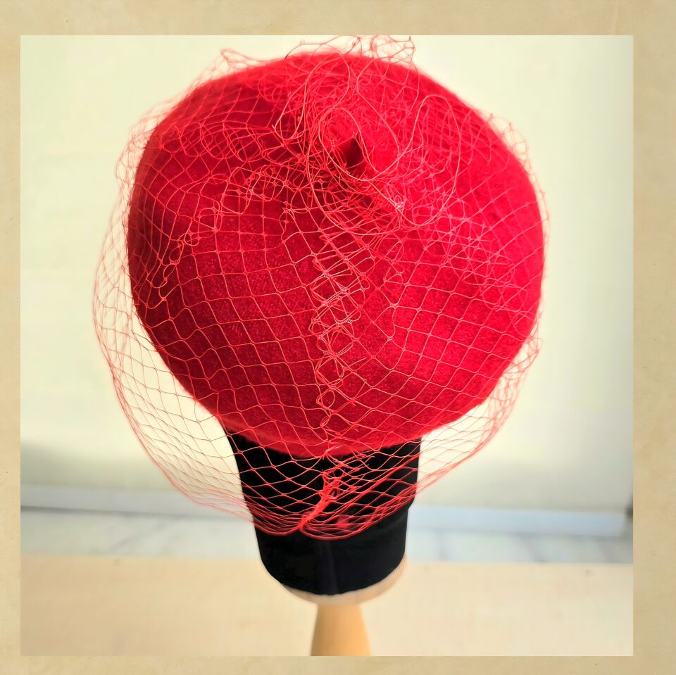 Amata Kırmızı Renk Ressam Bere Yetişkin Boy