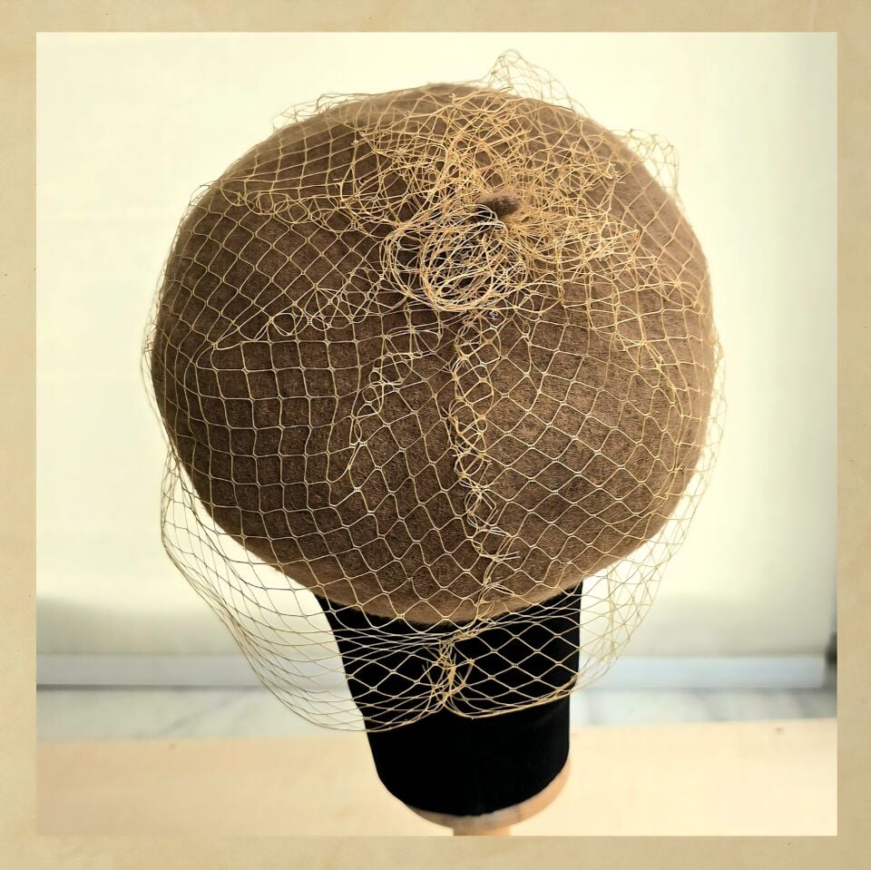 Amata Camel Renk Ressam Bere Yetişkin Boy