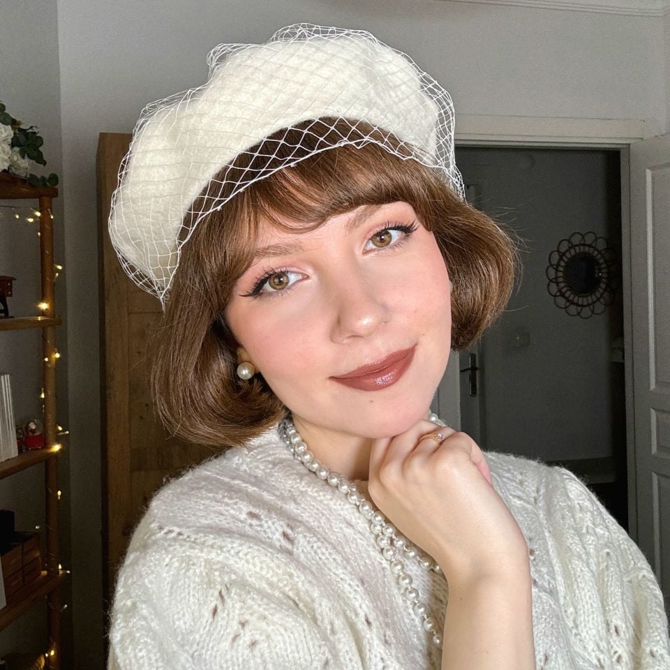 Amata Krem Renk Ressam Bere Yetişkin Boy