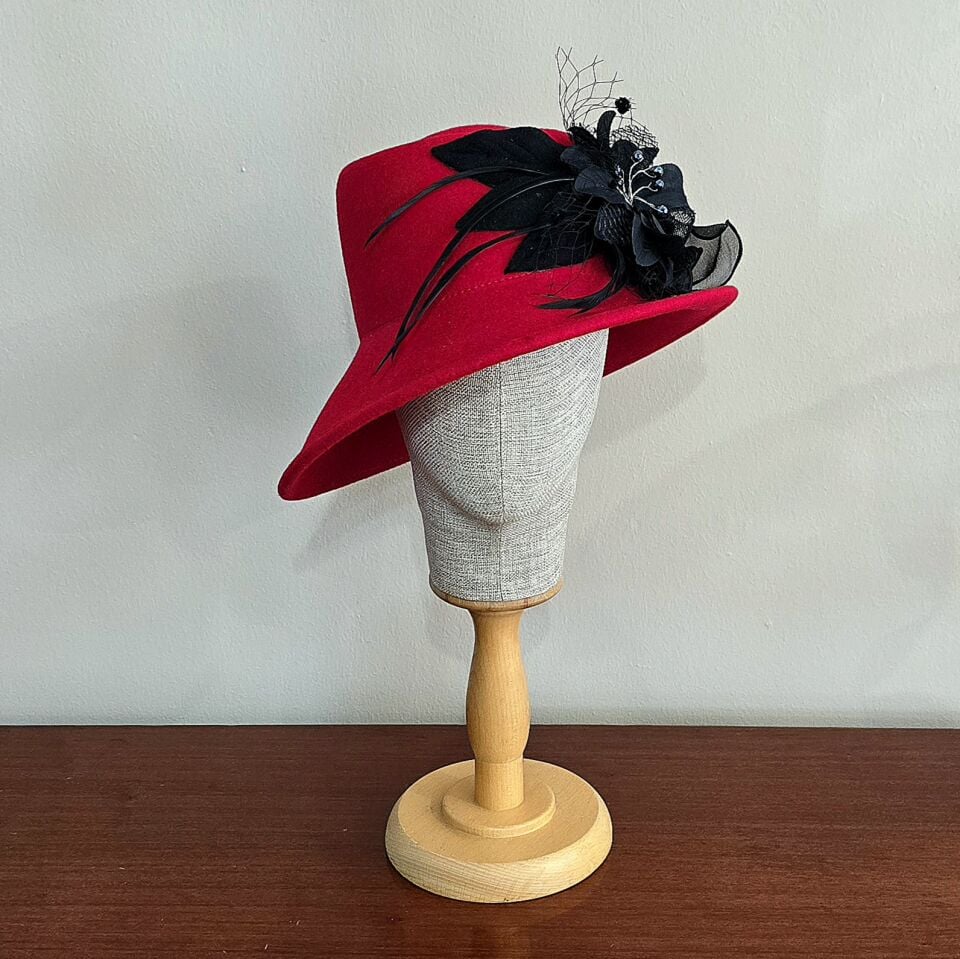 Vafara Asimetrik Kırmızı Renk  Şapka