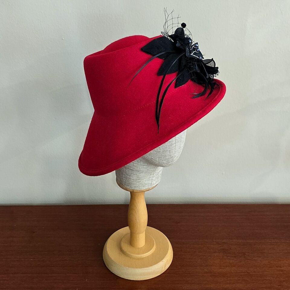 Vafara Asimetrik Kırmızı Renk  Şapka