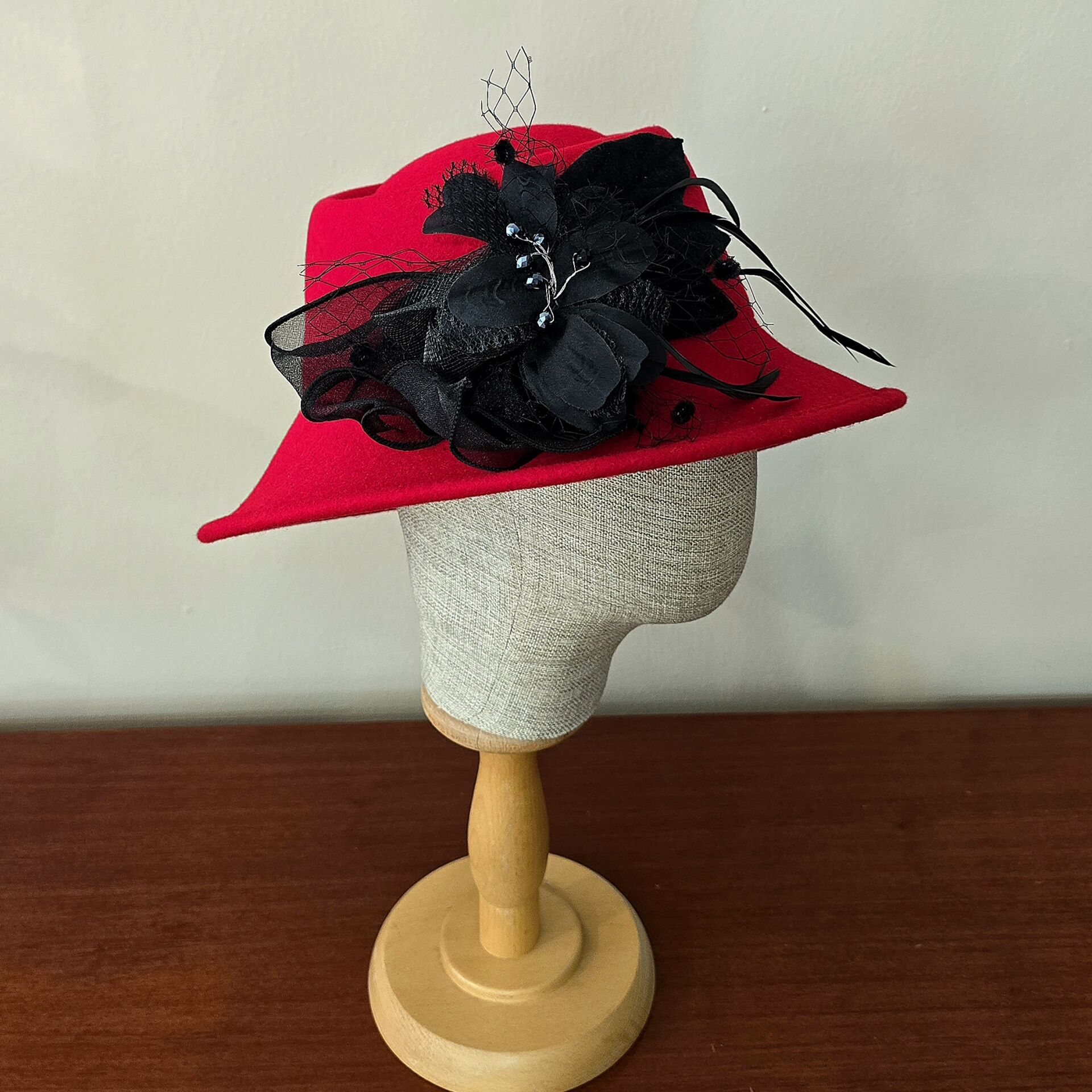 Vafara Asimetrik Kırmızı Renk  Şapka