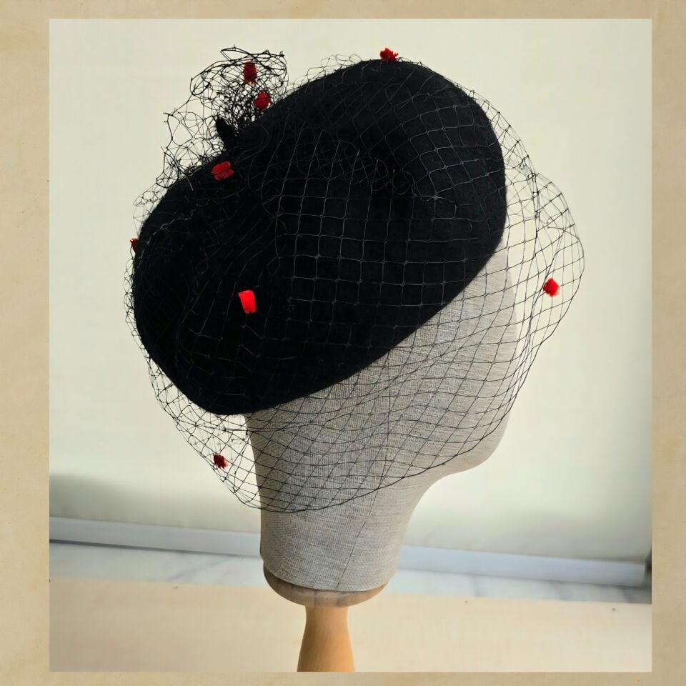 Amata Siyah  Renk Kırmızı Puantiyeli  Ressam Bere Yetişkin Boy