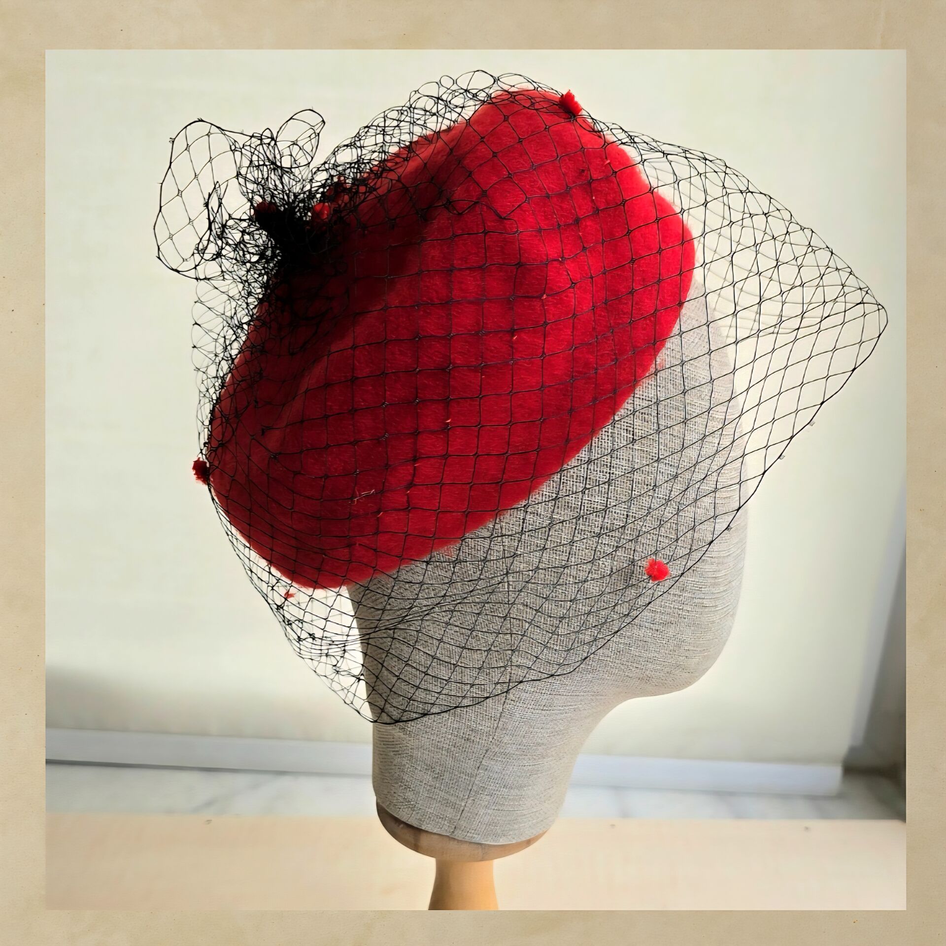 Amata Kırmızı Renk Ressam Bere Yetişkin Boy