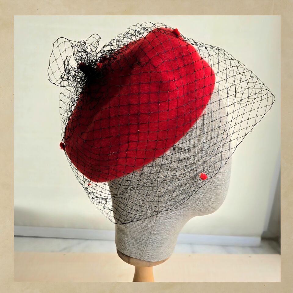 Amata Kırmızı Renk Ressam Bere Yetişkin Boy