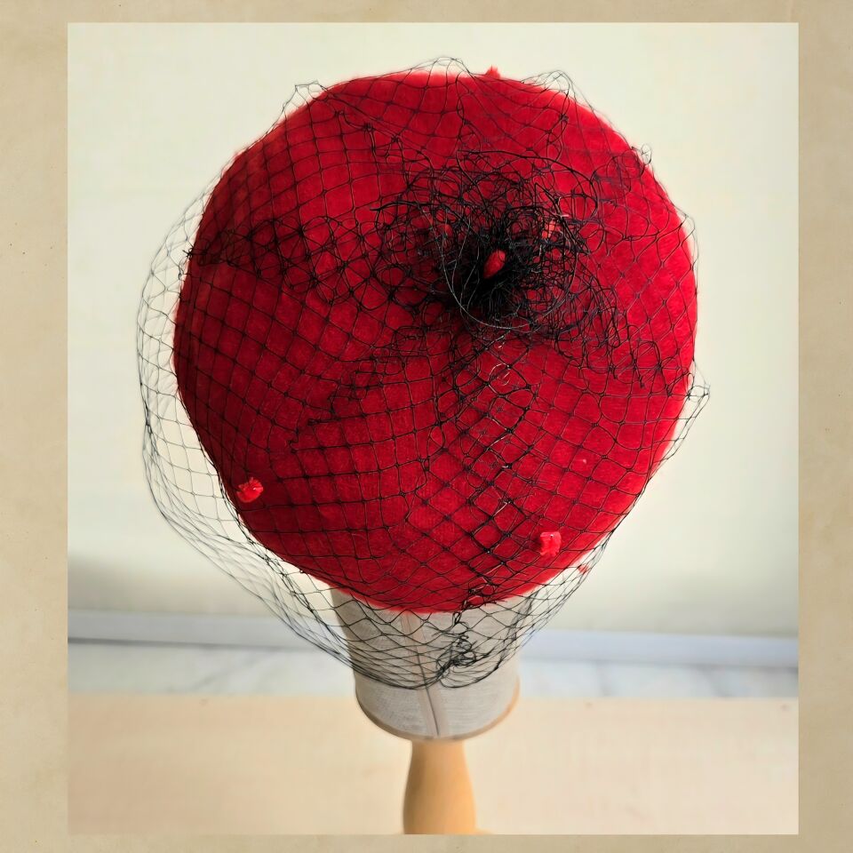 Amata Kırmızı Renk Ressam Bere Yetişkin Boy