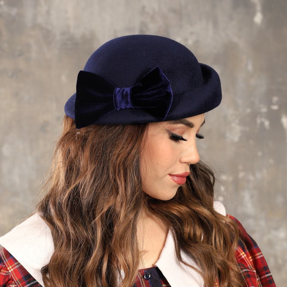 Chloe Lacivert Renk Fiyonklu Şapka