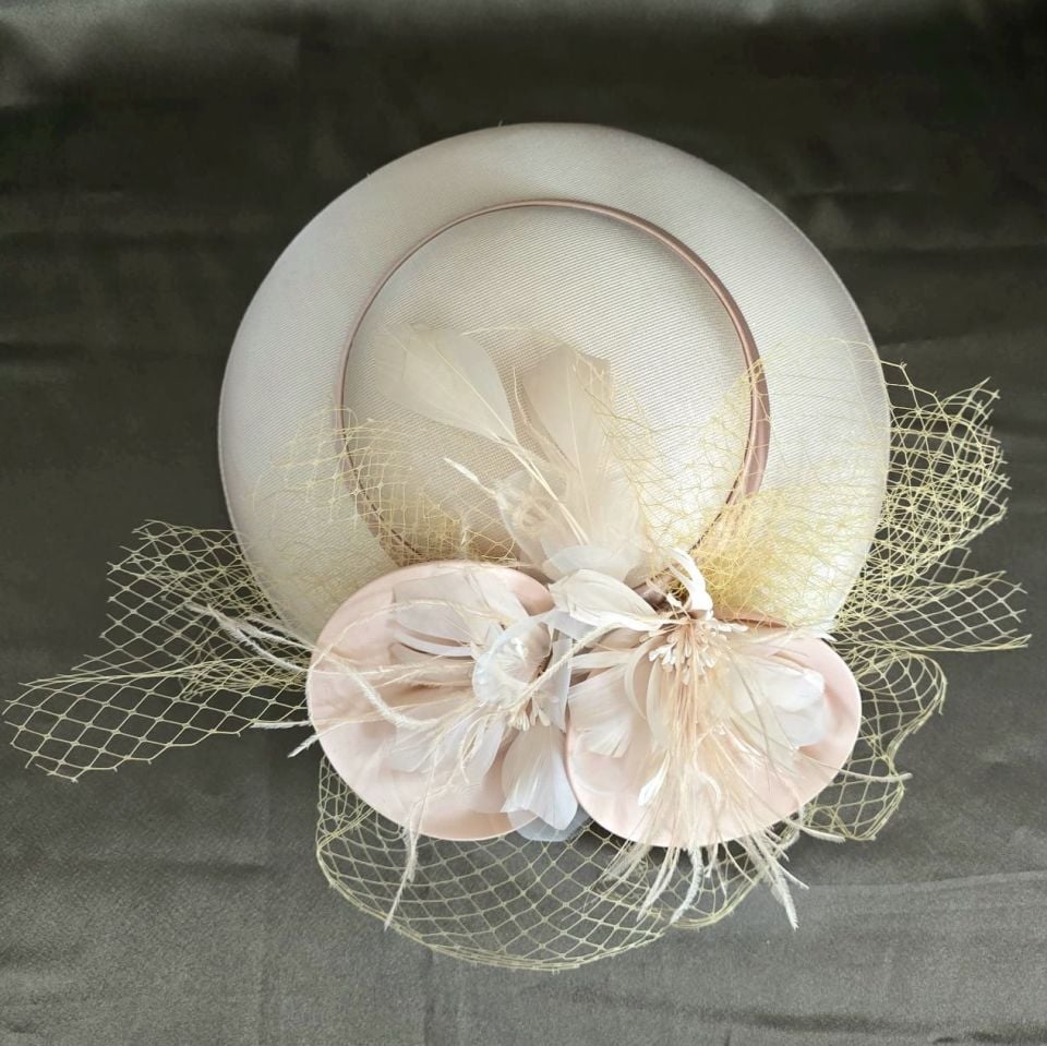 Annabel Gold Bej Renk Vualet Şapka 30 cm