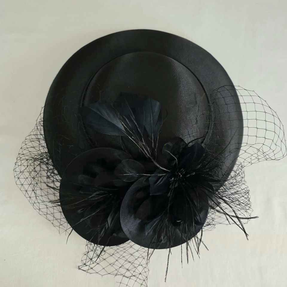 Annabel Siyah Renk Saten Vualet Şapka 30 cm