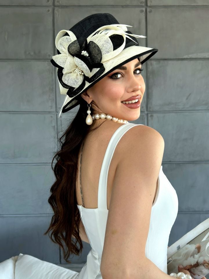 Raina Siyah Beyaz Renk Elegan Şapka 30 cm Özel Kutulu