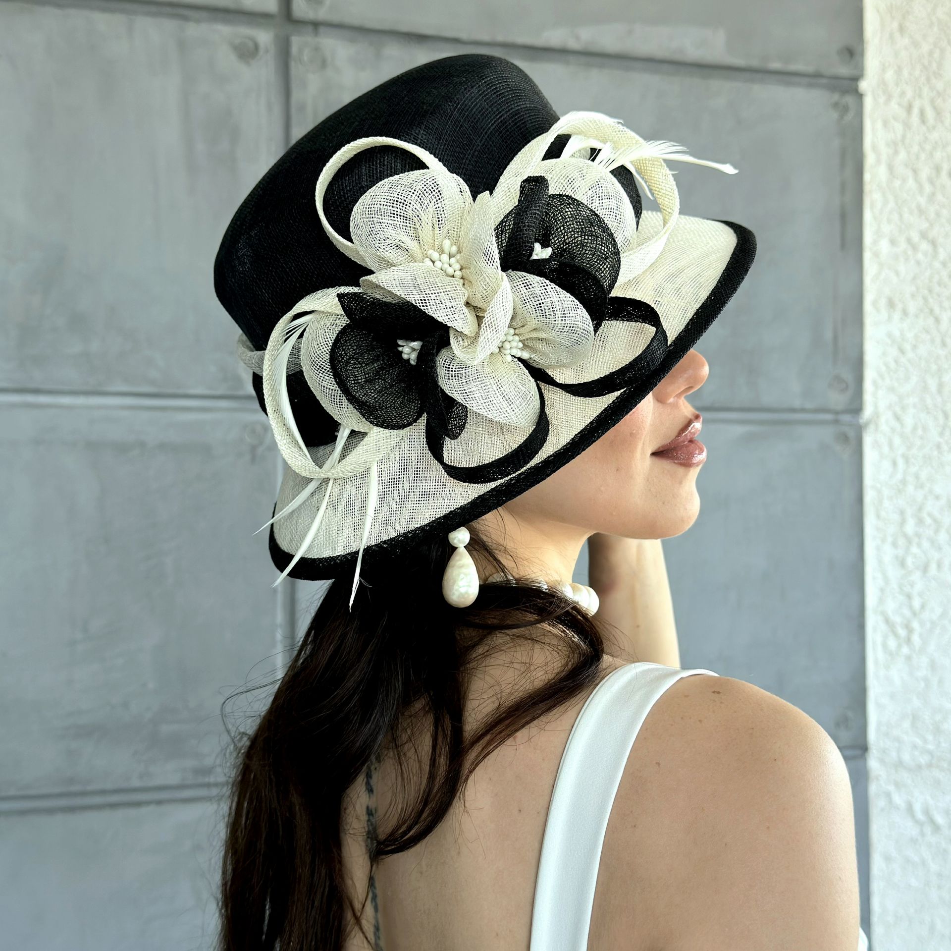 Raina Siyah Beyaz Renk Elegan Şapka 30 cm Özel Kutulu