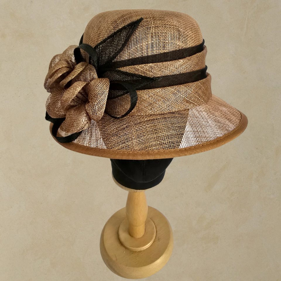 Adela Camel Renk Elegan Şapka 29 cm Özel Şapka Kutulu
