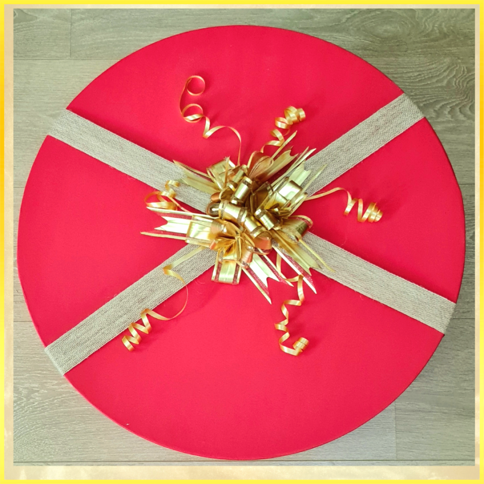 Rayne Siyah Kırmızı Renk Elegan Şapka 38 cm Özel Şapka Kutulu