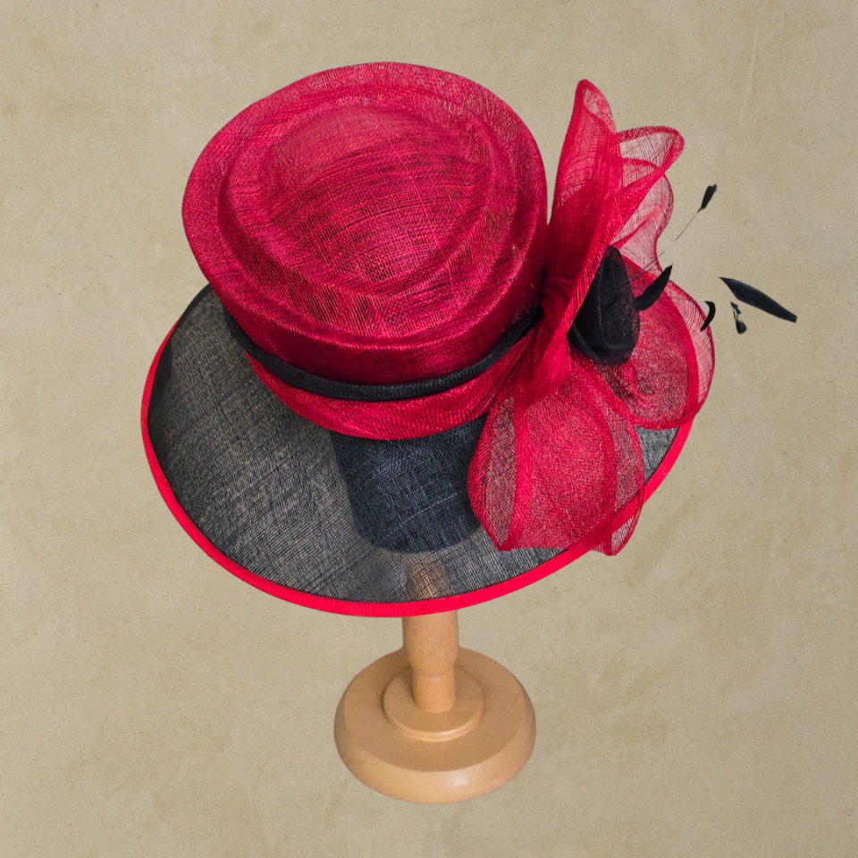 Rayne Siyah Kırmızı Renk Elegan Şapka 38 cm Özel Şapka Kutulu