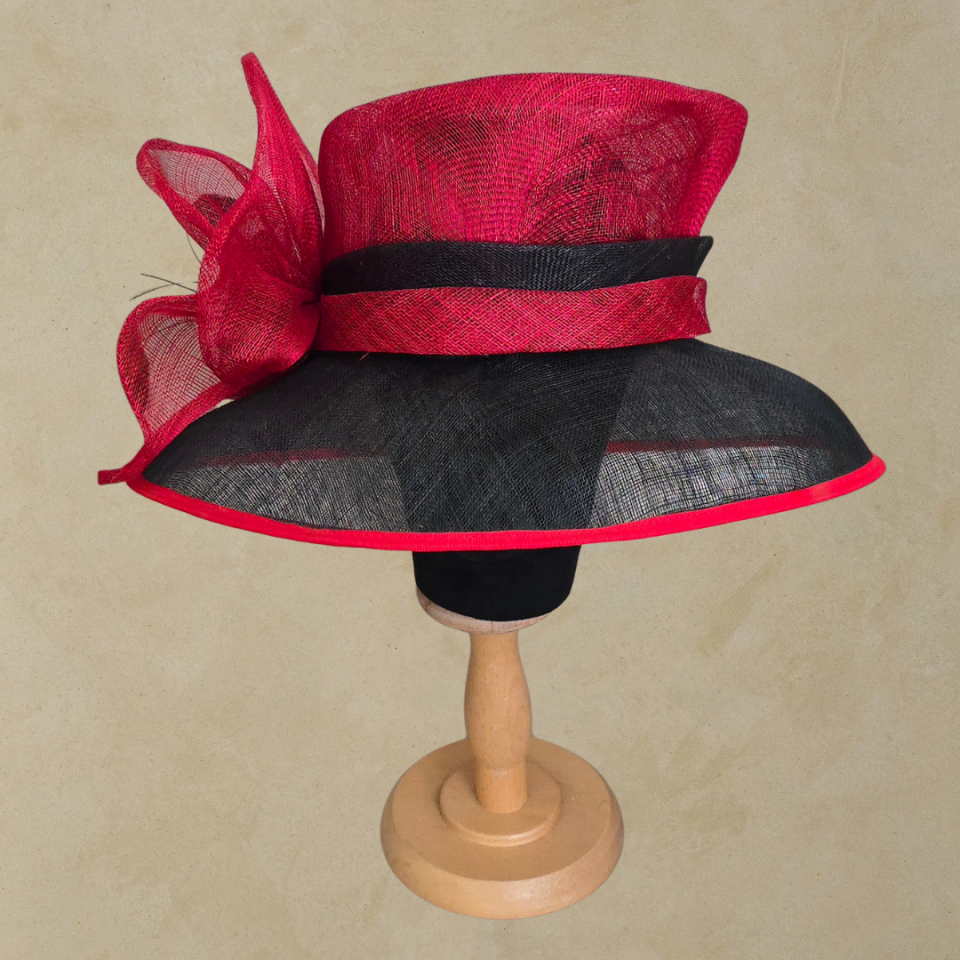Rayne Siyah Kırmızı Renk Elegan Şapka 38 cm Özel Şapka Kutulu