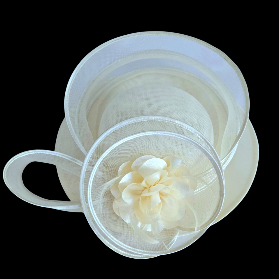 Catherine Krem Renk Vualet Şapka 35 cm Özel Şapka Kutulu