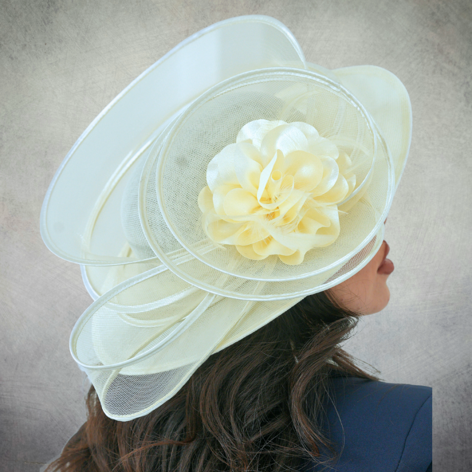 Catherine Krem Renk Vualet Şapka 35 cm Özel Şapka Kutulu