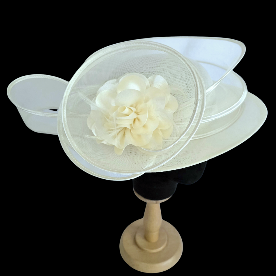 Catherine Krem Renk Vualet Şapka 35 cm Özel Şapka Kutulu