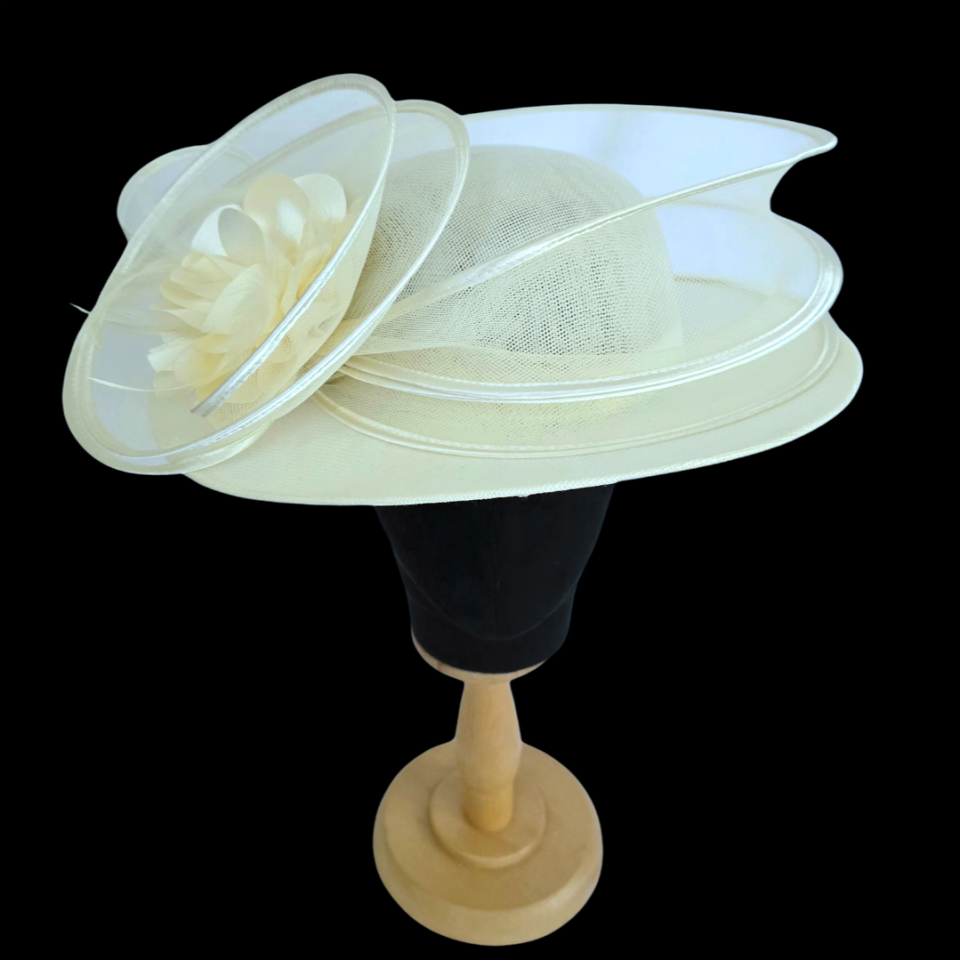 Catherine Krem Renk Vualet Şapka 35 cm Özel Şapka Kutulu