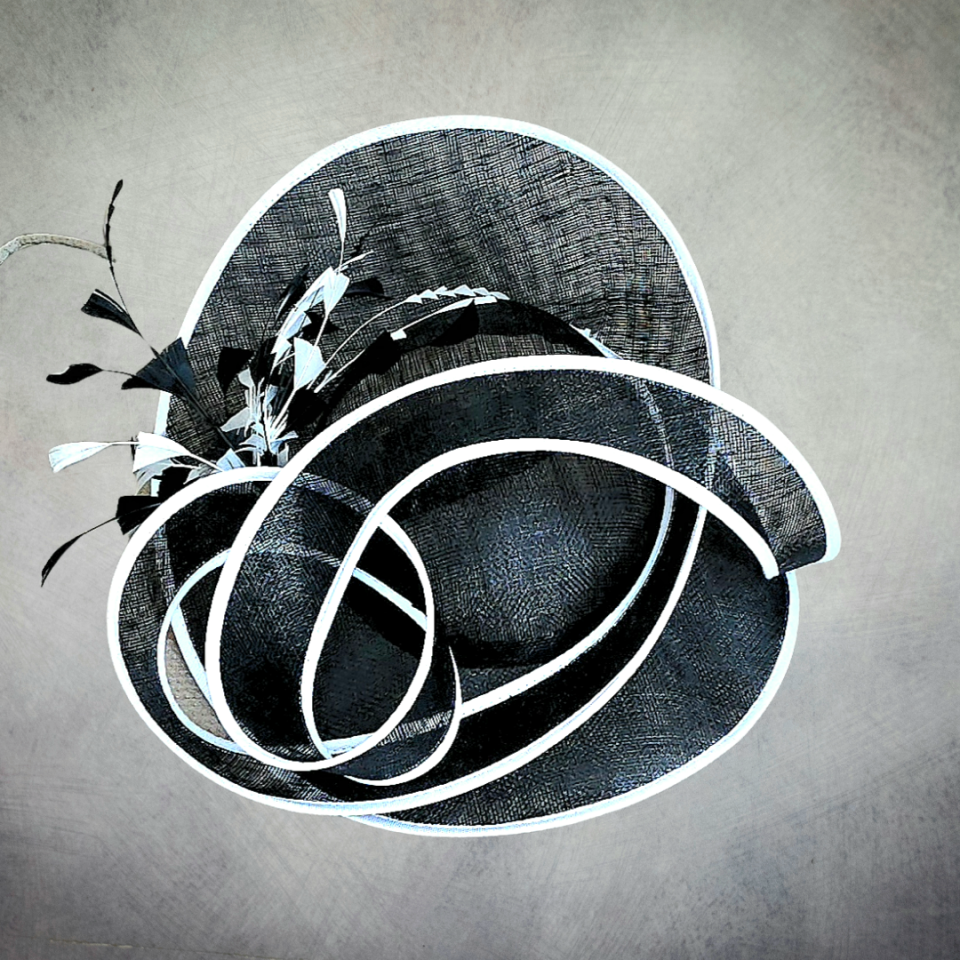 Camilla Siyah Beyaz Renk Vualet Şapka  35 cm Özel Şapka Kutulu