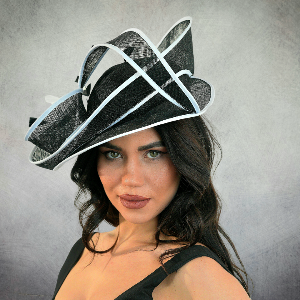 Camilla Siyah Beyaz Renk Vualet Şapka  35 cm Özel Şapka Kutulu