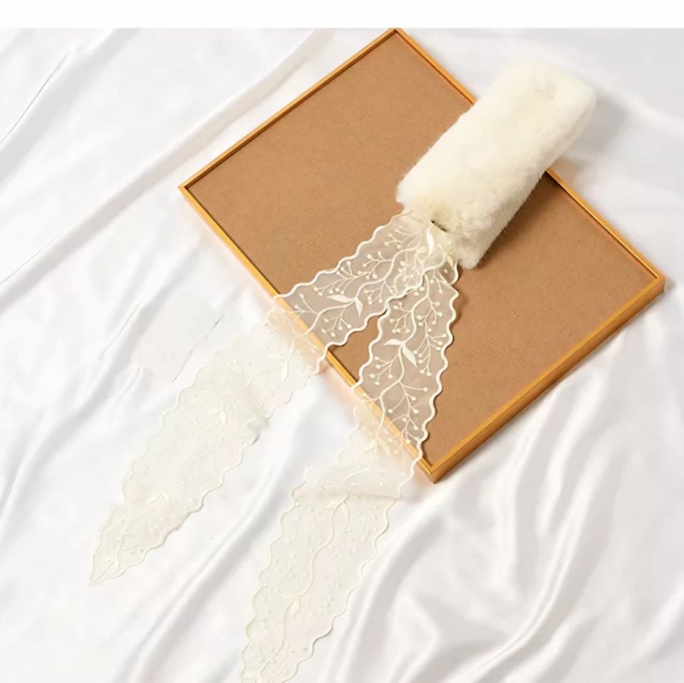 Peluş Ekru Renk Yaka
