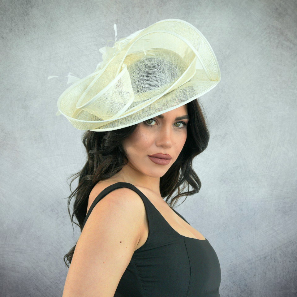 Camilla Krem Renk Vualet Şapka 35 cm Özel Şapka Kutulu
