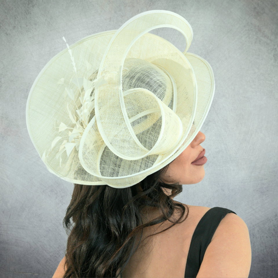 Camilla Krem Renk Vualet Şapka 35 cm Özel Şapka Kutulu