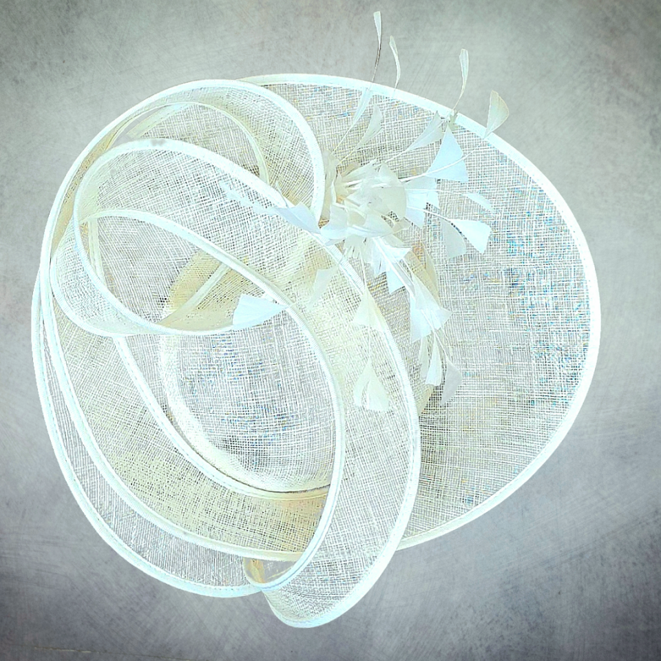 Camilla Krem Renk Vualet Şapka 35 cm Özel Şapka Kutulu