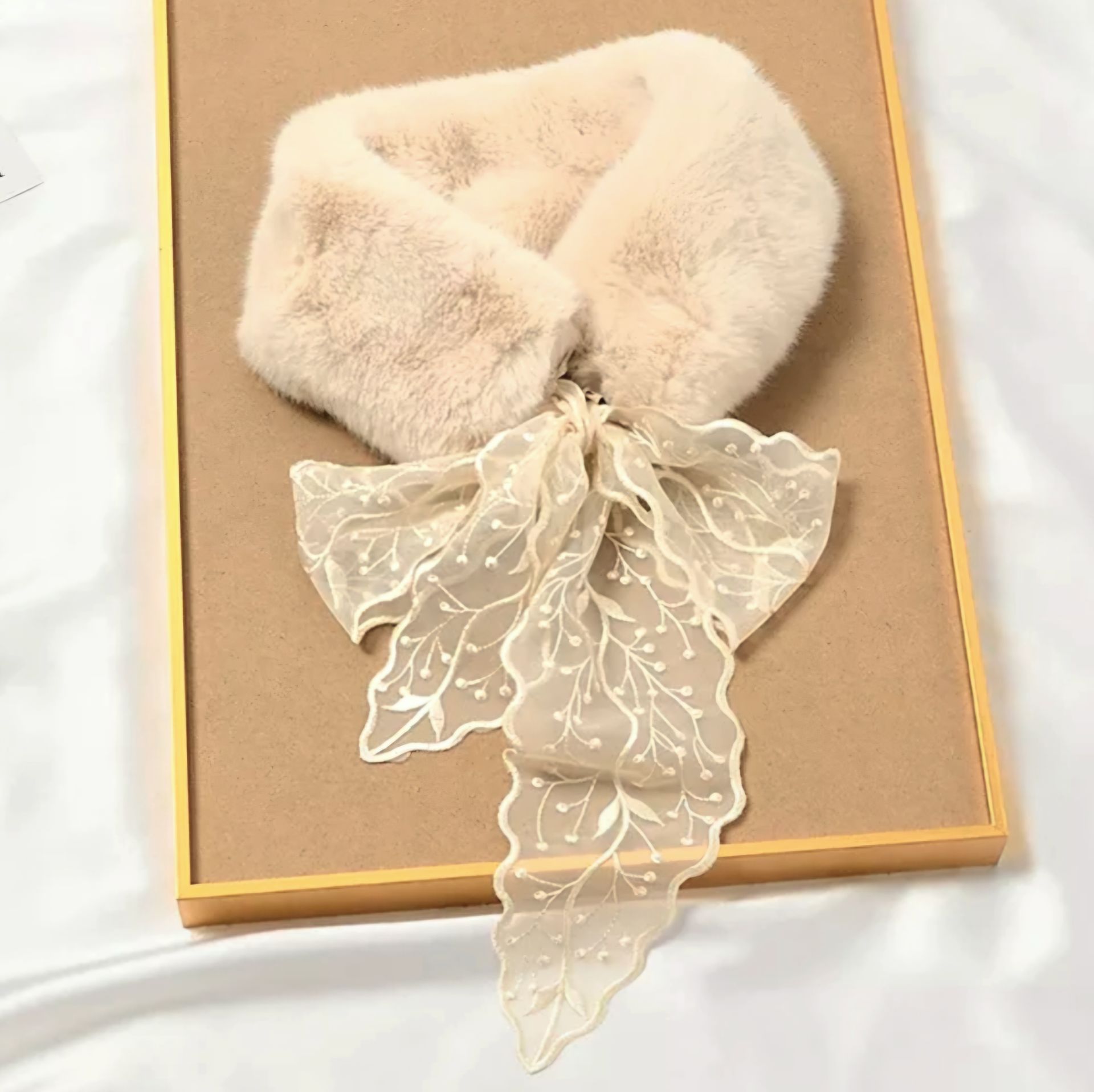 Peluş Bej Renk Yaka