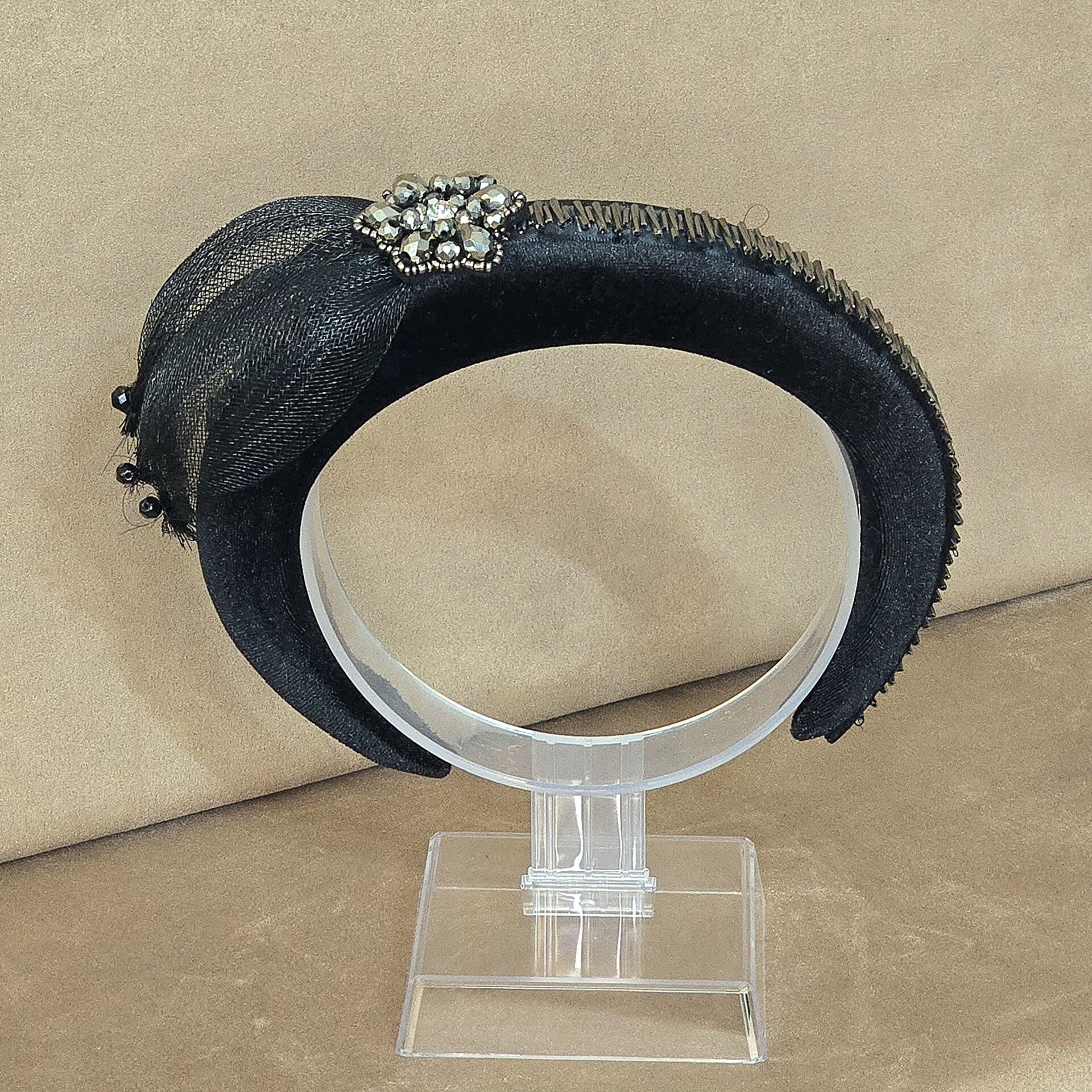 Siyah Renk Kadife Taç