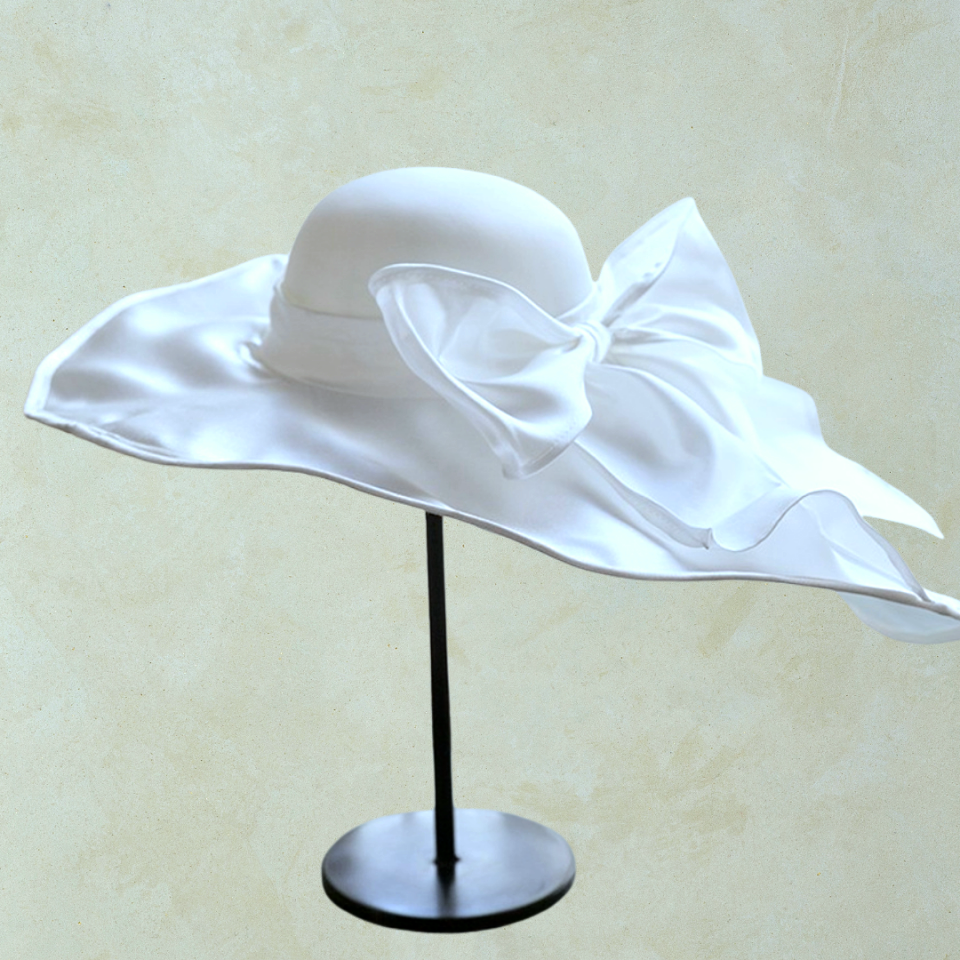 Angeline Beyaz Renk Saten Şapka  70 cm