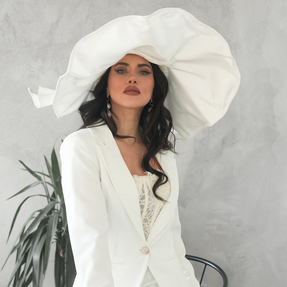 Angeline Beyaz Renk Saten Şapka  70 cm