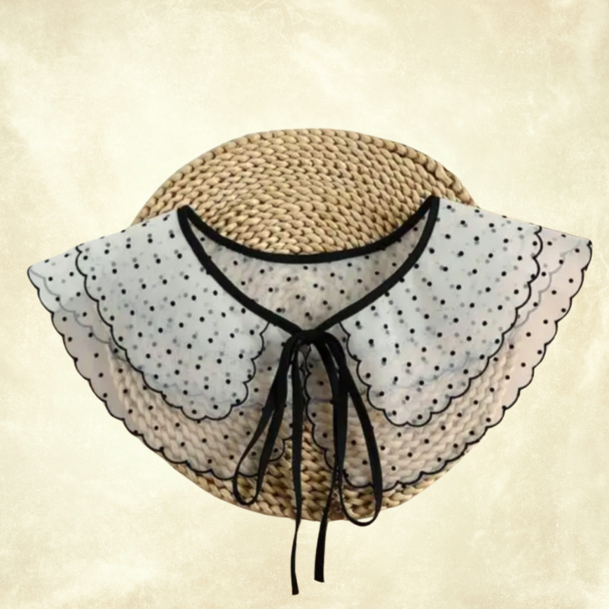 Beyaz Siyah Puantiyeli Yaka